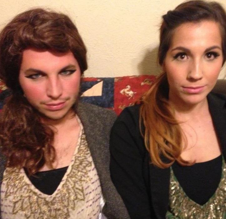 Prepáč, neviem identifikovať osoby na obrázku, ale môžem pripraviť alternatívny text. Tu je návrh:Dvaja ľudia s výrazným líčením, sediaci vedľa seba na farebnej pohovke.