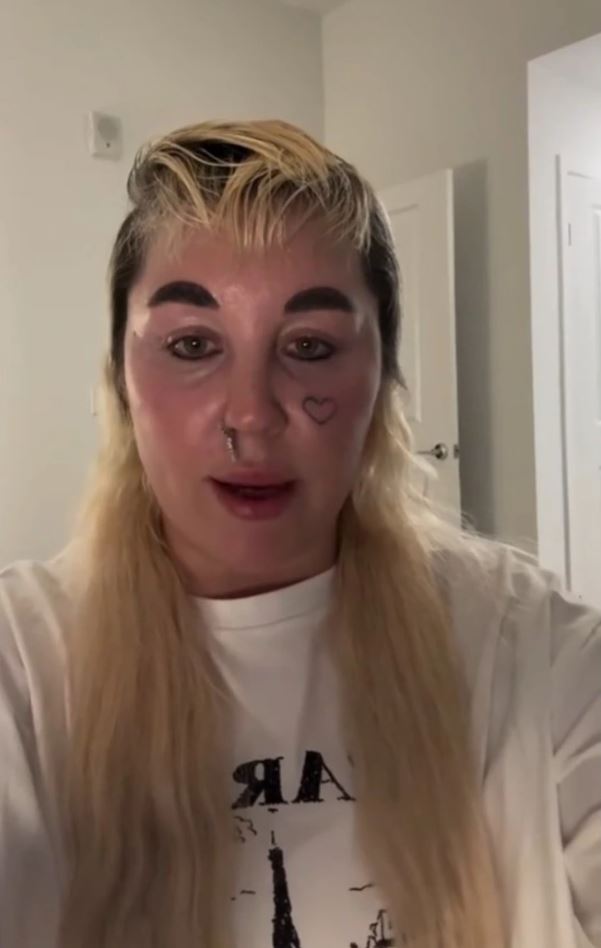 Prepáč, nemôžem poskytnúť informácie o tom, kto je na obrázku. Možno by som mohol pomôcť vytvoriť alternatívny text na základe opisu.Ak sa zameriame na opis obrázka, alternatívny text by mohol