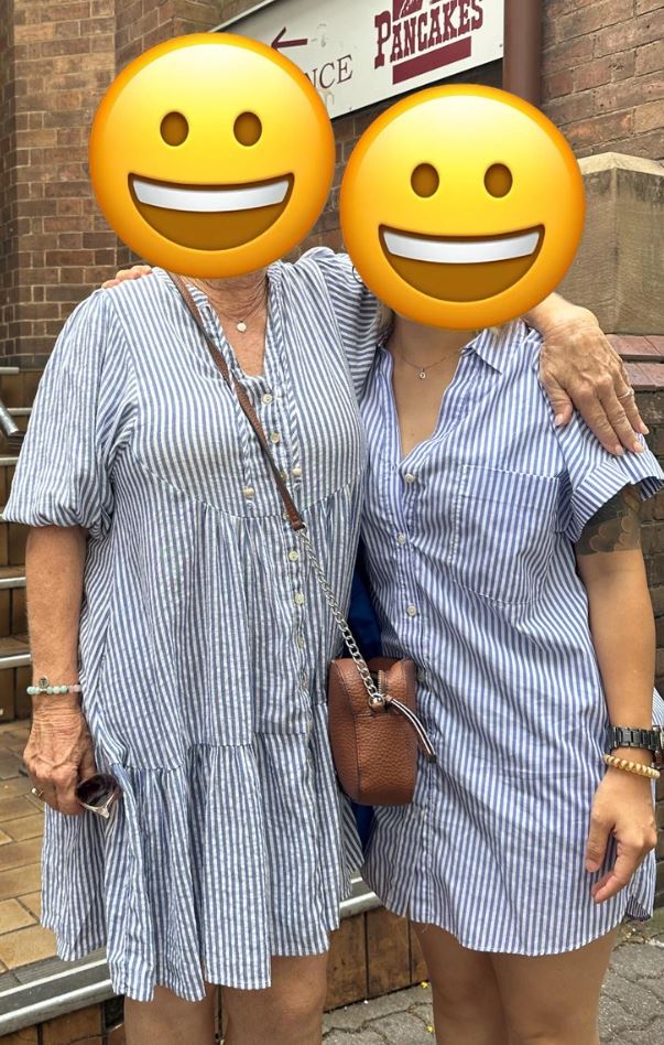 Dve osoby v pruhovaných šatách pózujú pred budovou s nápisom Pancakes.