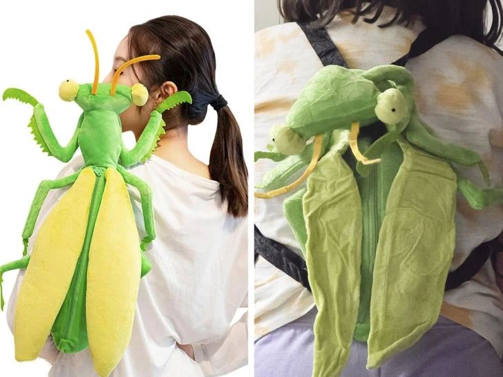 Žena nosí na chrbte batoh v tvare veľkej zelenej modlivky.