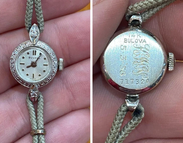 Starodávne dámske hodinky Bulova s gravírovaním na zadnom kryte, elegantný dizajn v ručne držiacej pozícii.