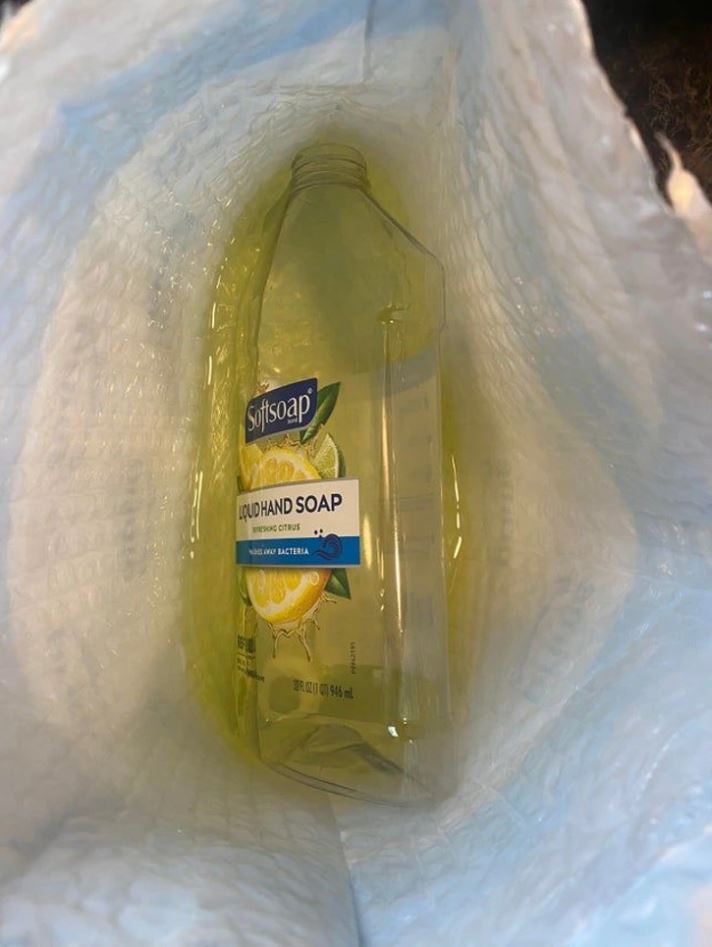 Prázdna fľaša tekutého mydla vo vnútri ochranného obalu, zobrazená zhora v plastovom vreci.