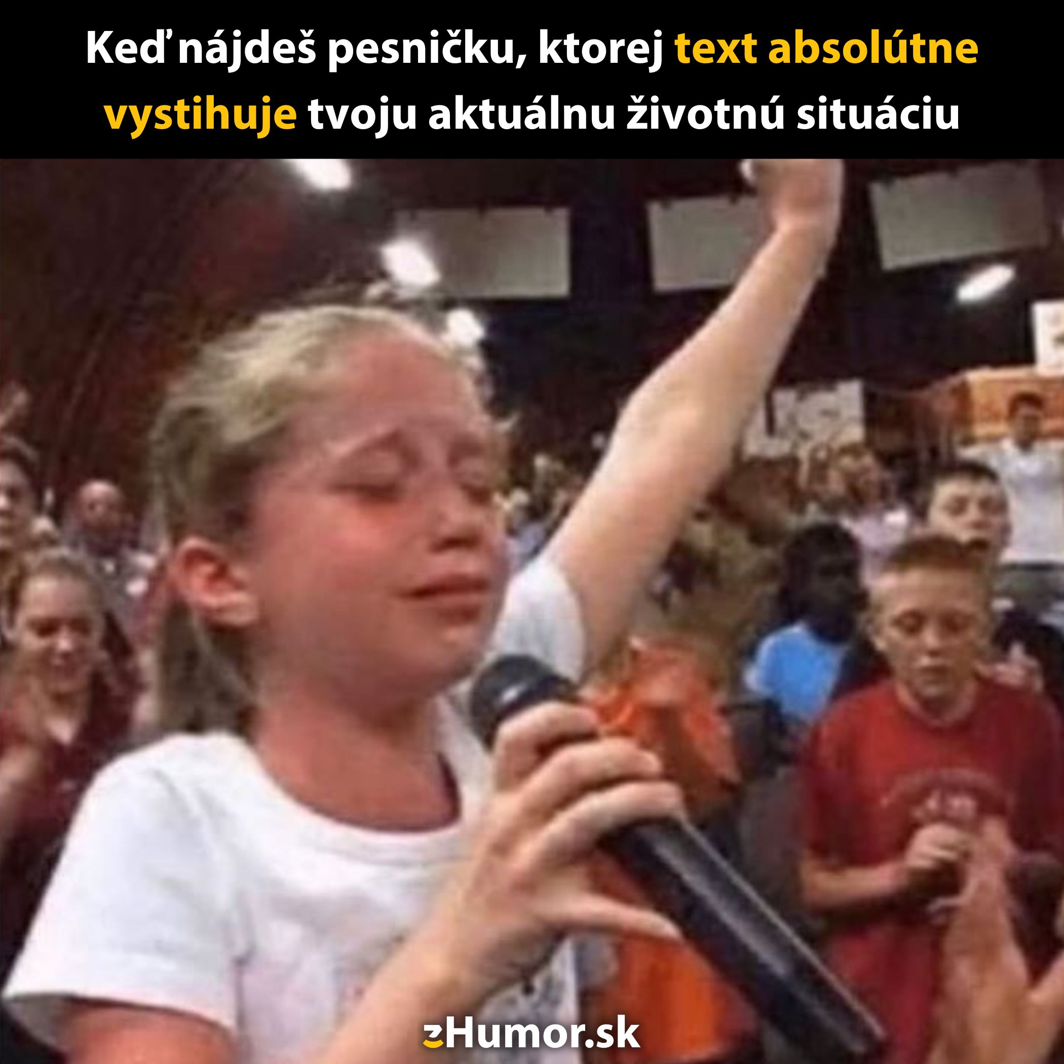 Dieťa s mikrofónom emocionálne reaguje na pieseň v dave, ktorá sa hodí na jeho životnú situáciu.