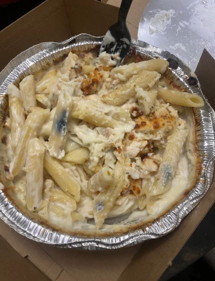 Krémové cestoviny penne v alfredo omáčke s kuraťom, upečené do zlatista v hliníkovej miske.