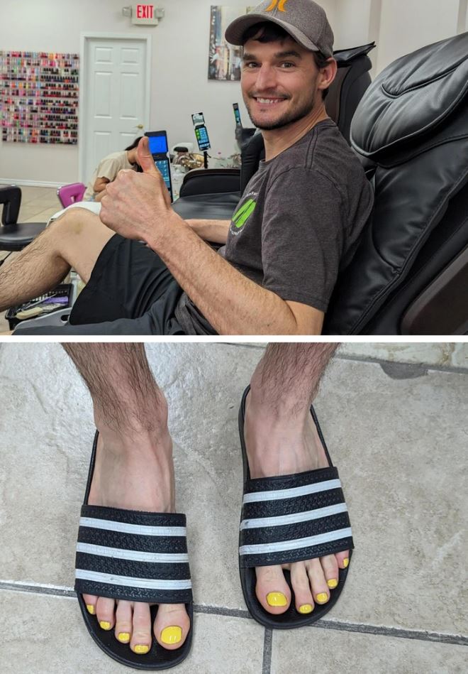 Osoba s úsmevom na pedikúre, jasne žlté nalakované nechty na nohách v šľapkách.