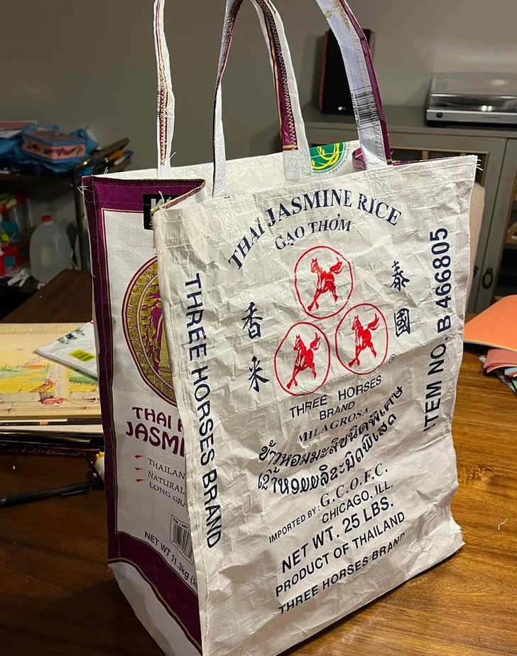 Taška vyrobená z recyklovaného obalu na thajskú jazmínovú ryžu značky Three Horses.