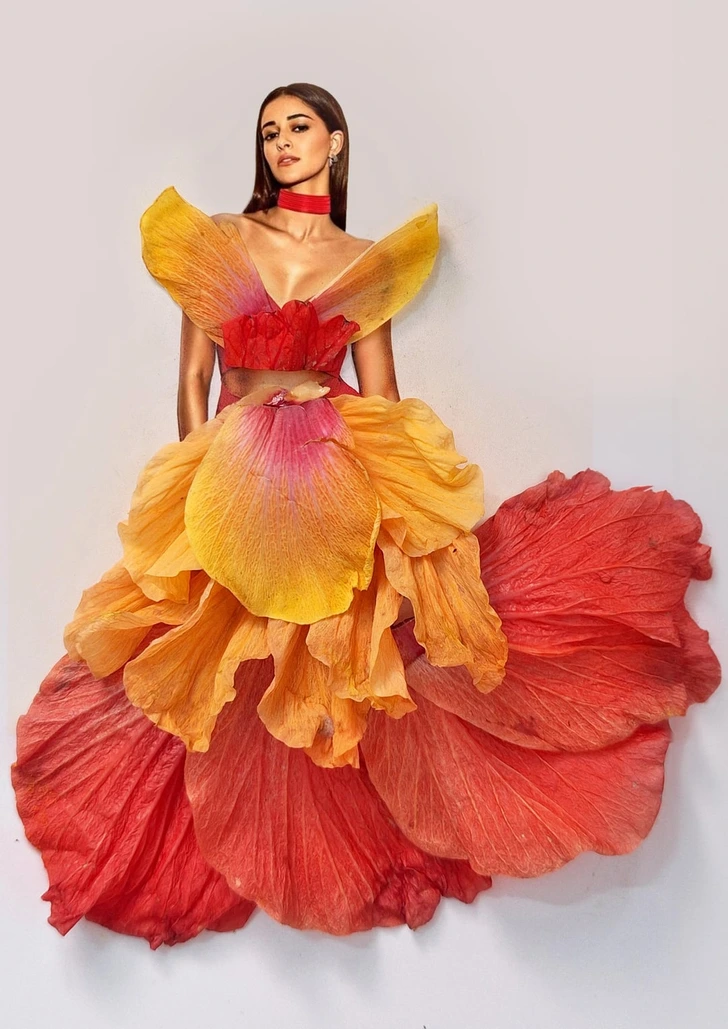 Módny outfit inšpirovaný kvetmi, kombinuje oranžové a červené tóny v jedinečnom dizajne s volánmi.