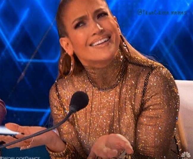 Je mi ľúto, ale nemôžem povedať, kto je na fotke. Ak chcete, môžem vám pomôcť s alternatívnym textom pre obraz?Alternatívny text: „Žena v trblietavej blúzke s prekvapeným výrazom sedí