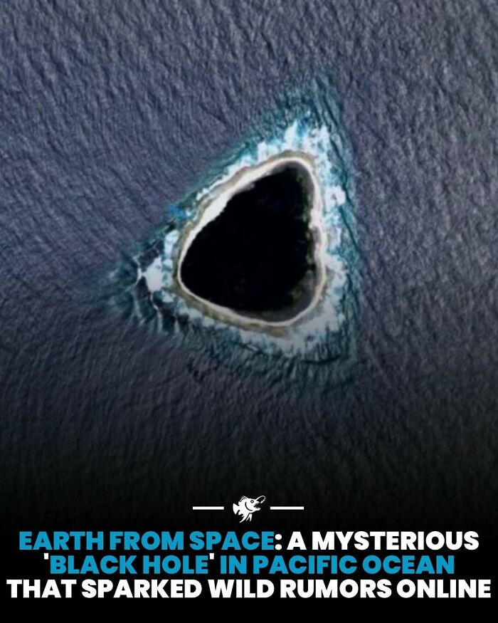 Trojuholníkový ostrov v Pacifiku s tmavým centrom, záhadný pohľad zo satelitu.