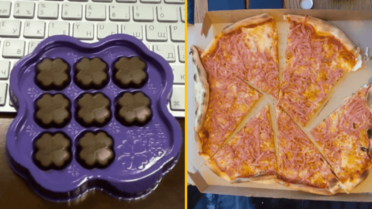 Fialová forma na čokoládu leží na klávesnici vedľa pizze s mozzarellou a šunkou na čiernom stole.