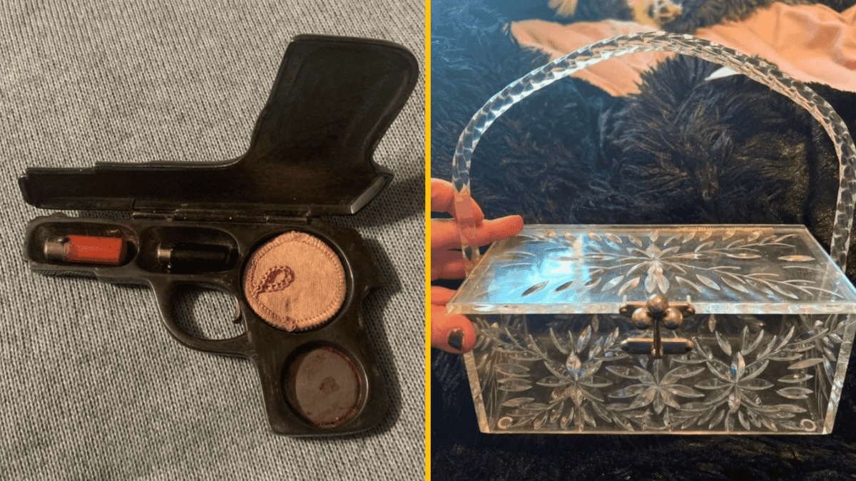 Vintage púzdro v tvare pištole s rúžom a púdrom vedľa priehľadnej kabelky s reliéfom.