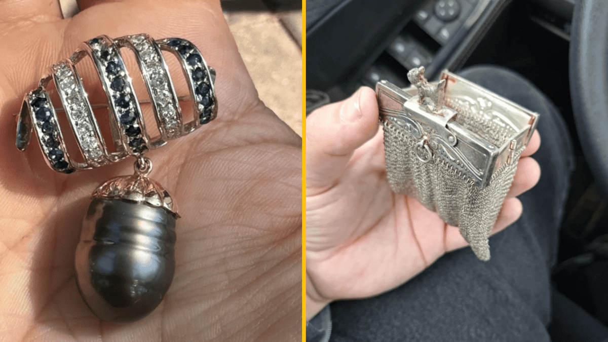 Módny doplnok s drahokamami a kovová retiazková peňaženka, detailný pohľad na oboch v ruke.