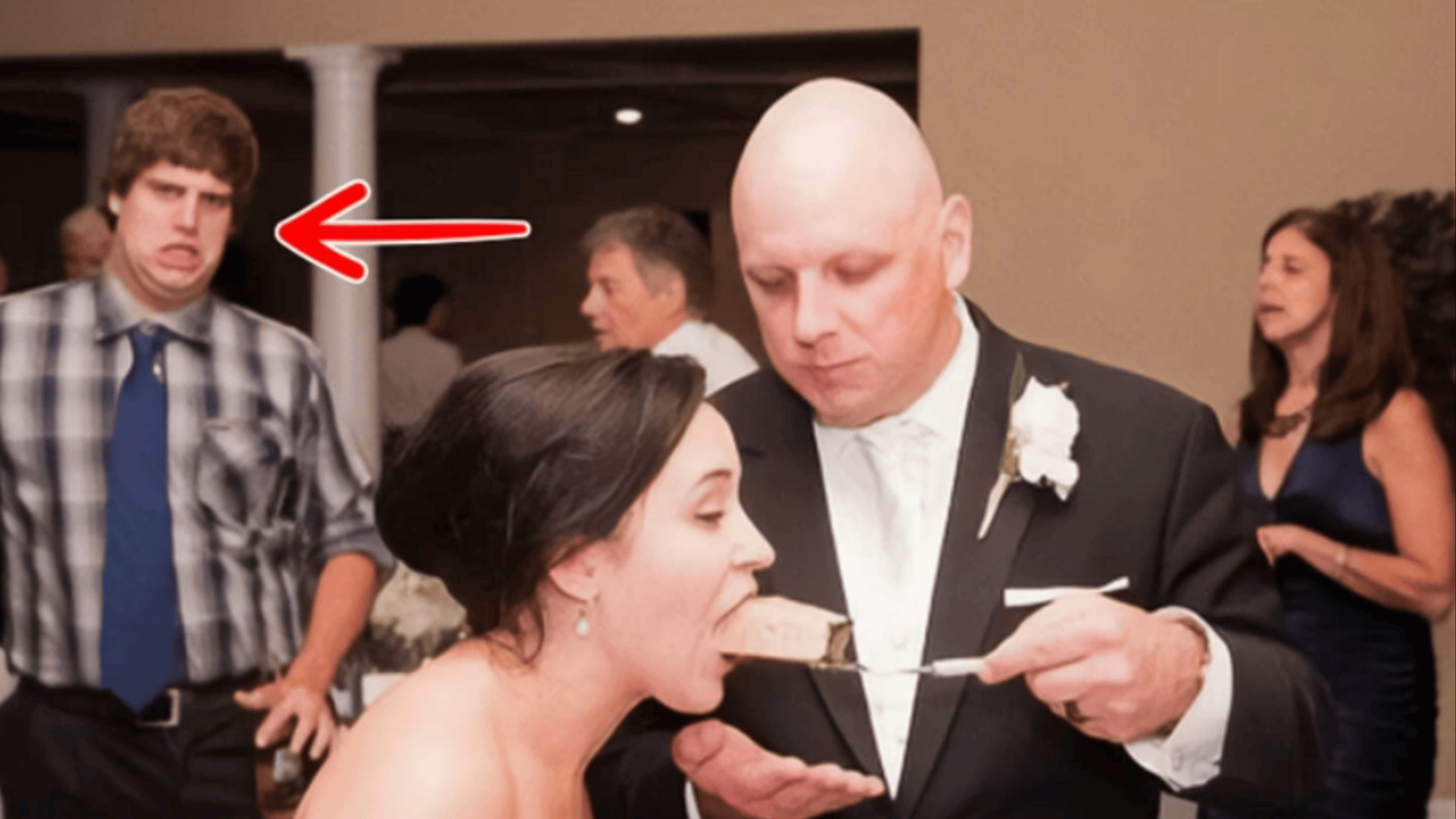 Svadobné krájanie torty s prekvapivou reakciou hosťa v pozadí.