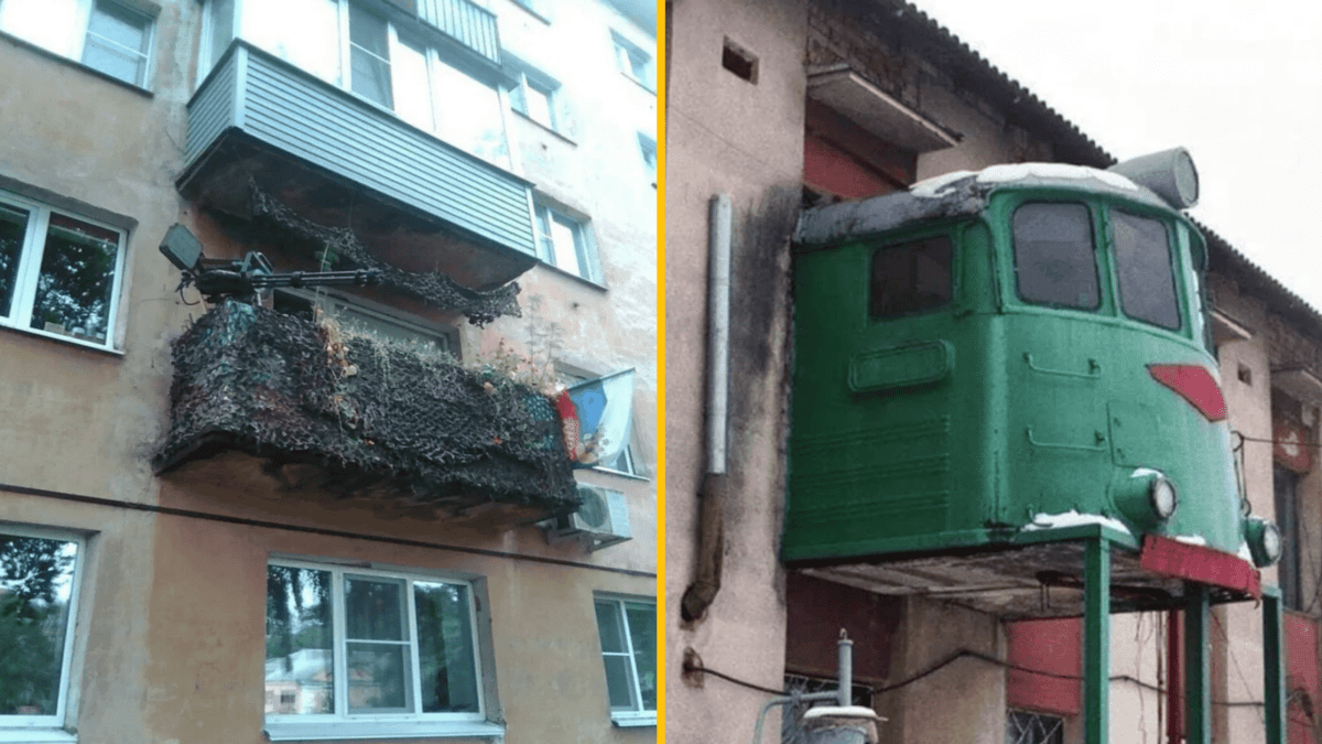 Balkón s maskovanou sieťou a guľometom vedľa zelenej kabíny vlaku na stene budovy.