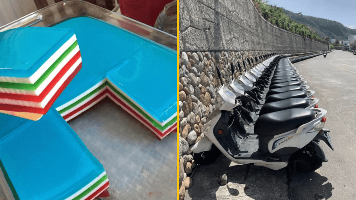 Farebné želé rezy vedľa rady zaparkovaných skútrov pri kamennej stene na slnečnom dvorci.