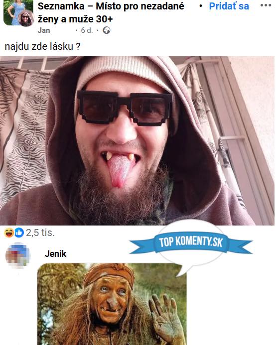 Muž s kapucňou a pixelovými okuliarmi sa smeje a ukazuje jazyk.