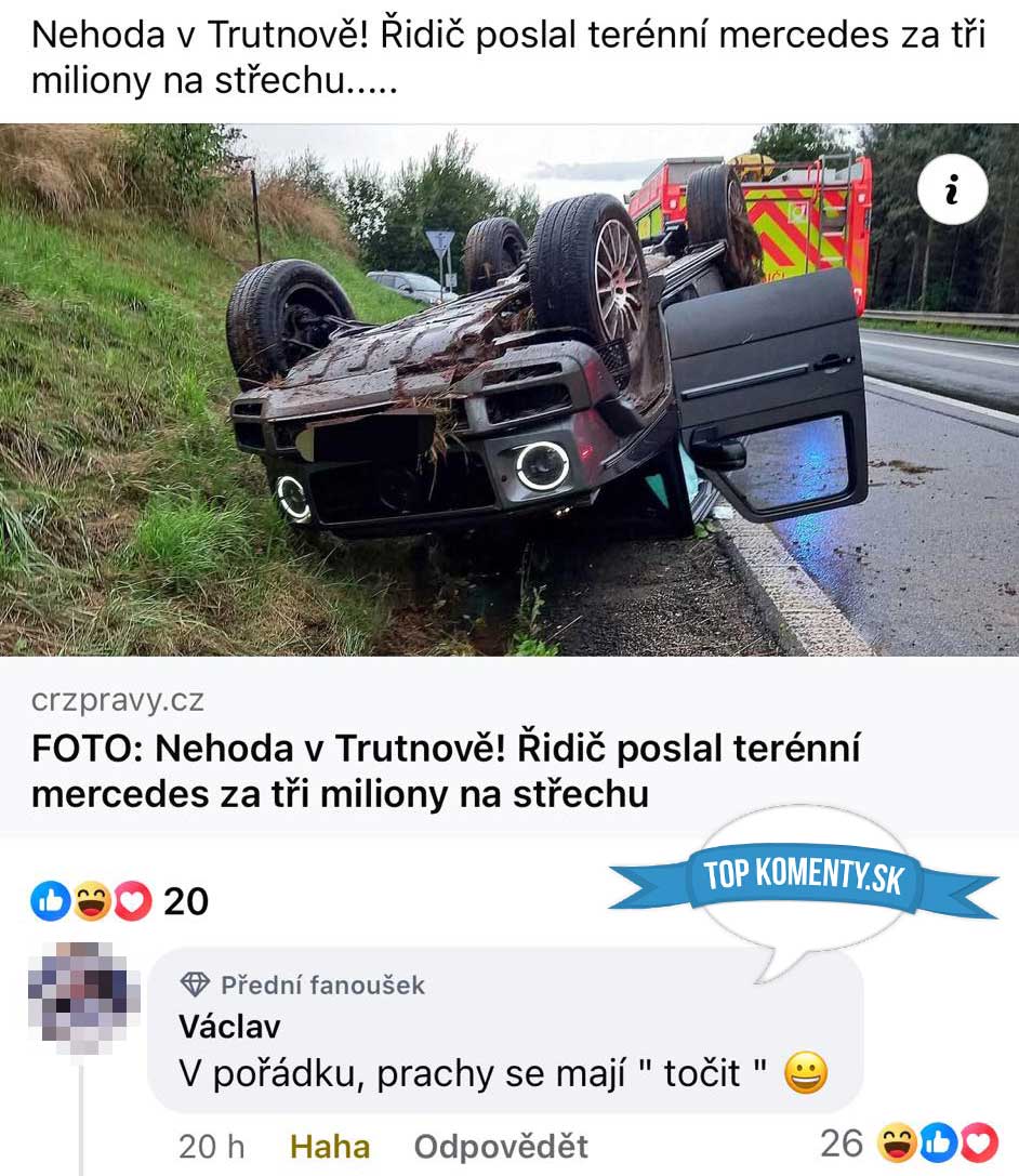 Prevrátené terénne auto vedľa cesty s hasičským vozidlom v pozadí.