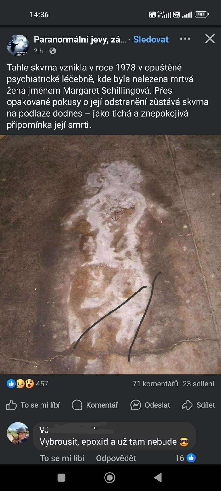 Náhľad podlahy v opustenej liečebni, kde zostala tajomná škvrna ako pripomienka minulých udalostí.