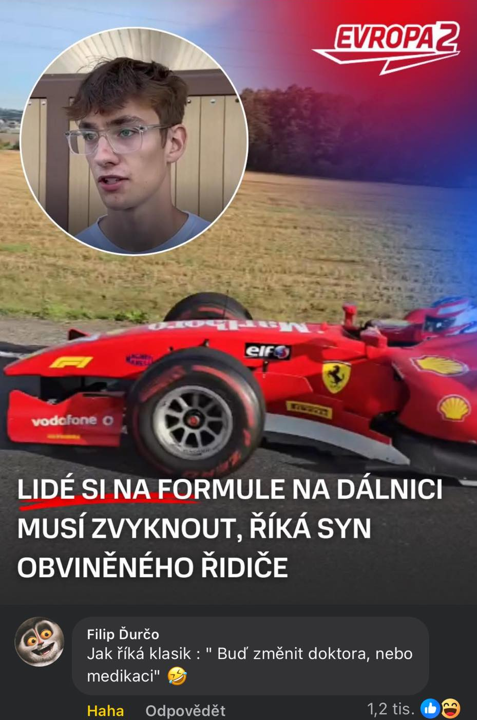 Mladík komentuje situáciu s automobilom formule na diaľnici a obhajuje otca, ktorý je obvinený z incidentu.