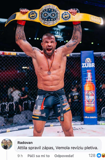 Muž s pokrikom zdvíha šampiónsky opasok v oktagóne po víťazstve zápasu MMA.