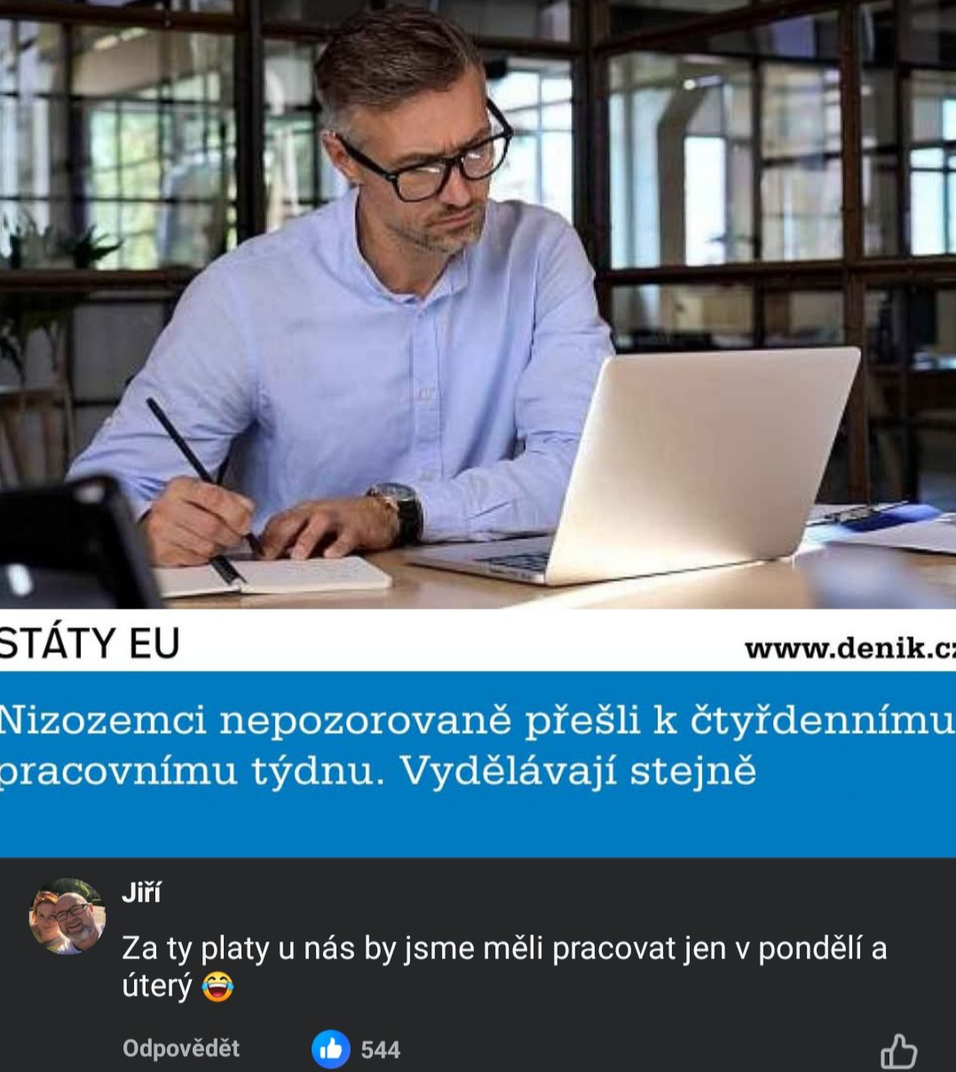 Pracovný stôl s mužom pracujúcim na notebooku, diskusia o štvorhodinovom pracovnom týždni v EÚ.