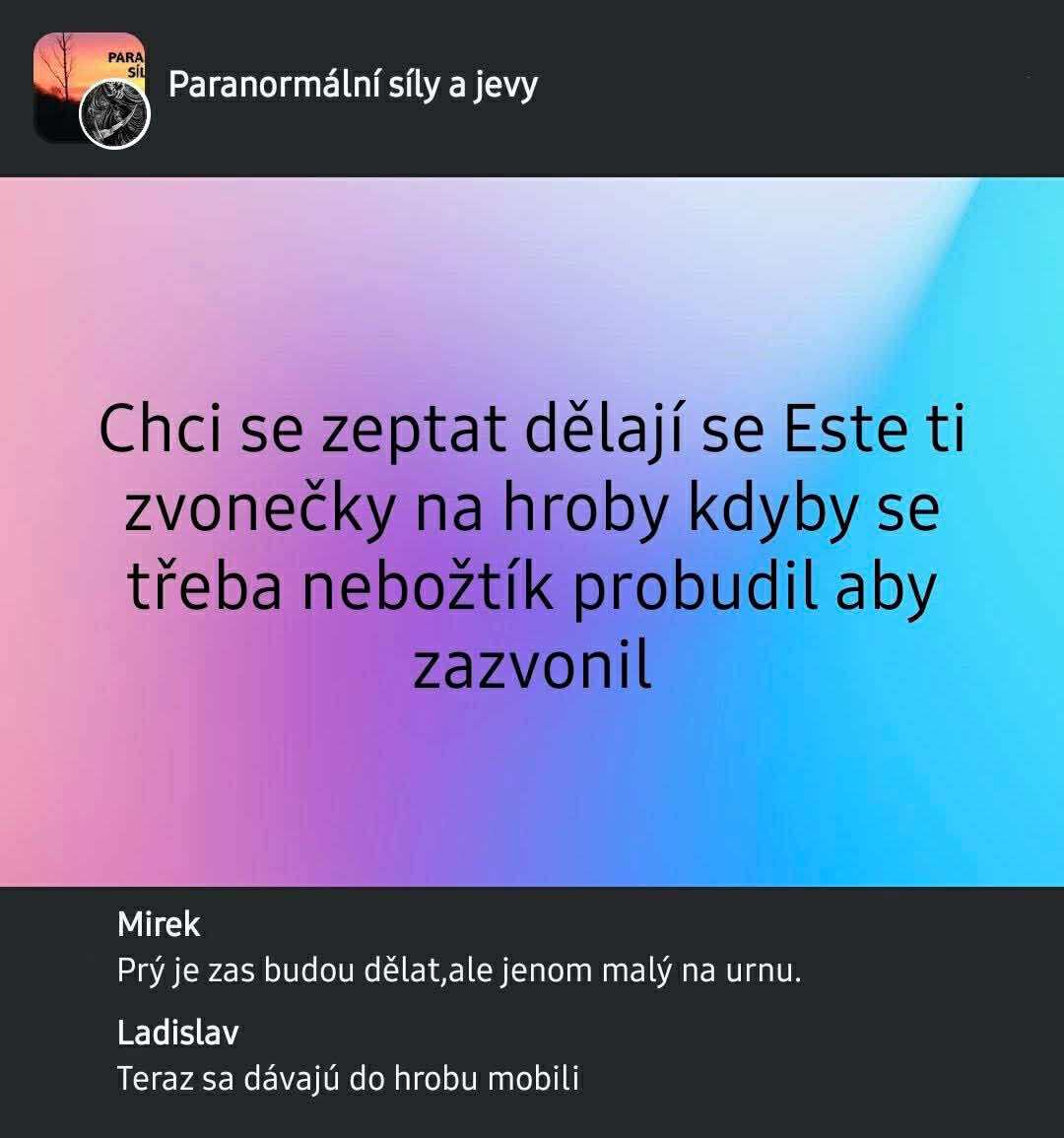 Text s vtipnou konverzáciou o zvončekoch na hroby a mobiloch v pohrebnom kontexte.