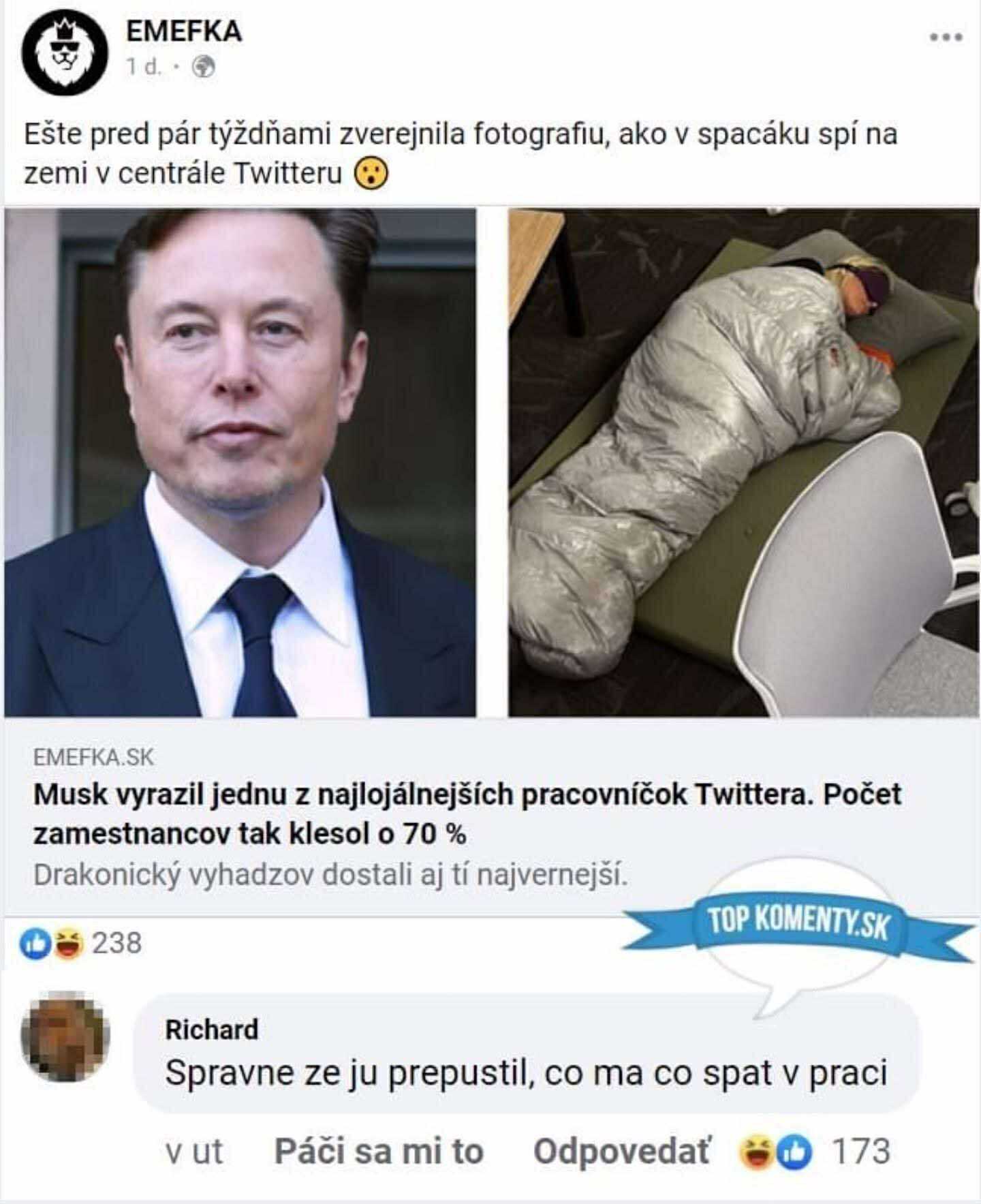 Osoba v spacáku spí na zemi v kancelárii, vedľa fotografia iného muža v obleku. Text hovorí o prepúšťaní.