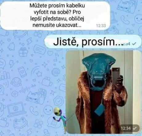 Osoba v kabáte s taškou zakrývajúca tvár.