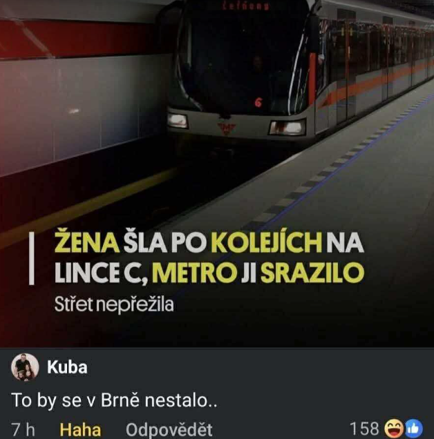 Obrázok metra na stanici s textom o tragickej nehode ženy, ktorú zrazilo metro na trase C.
