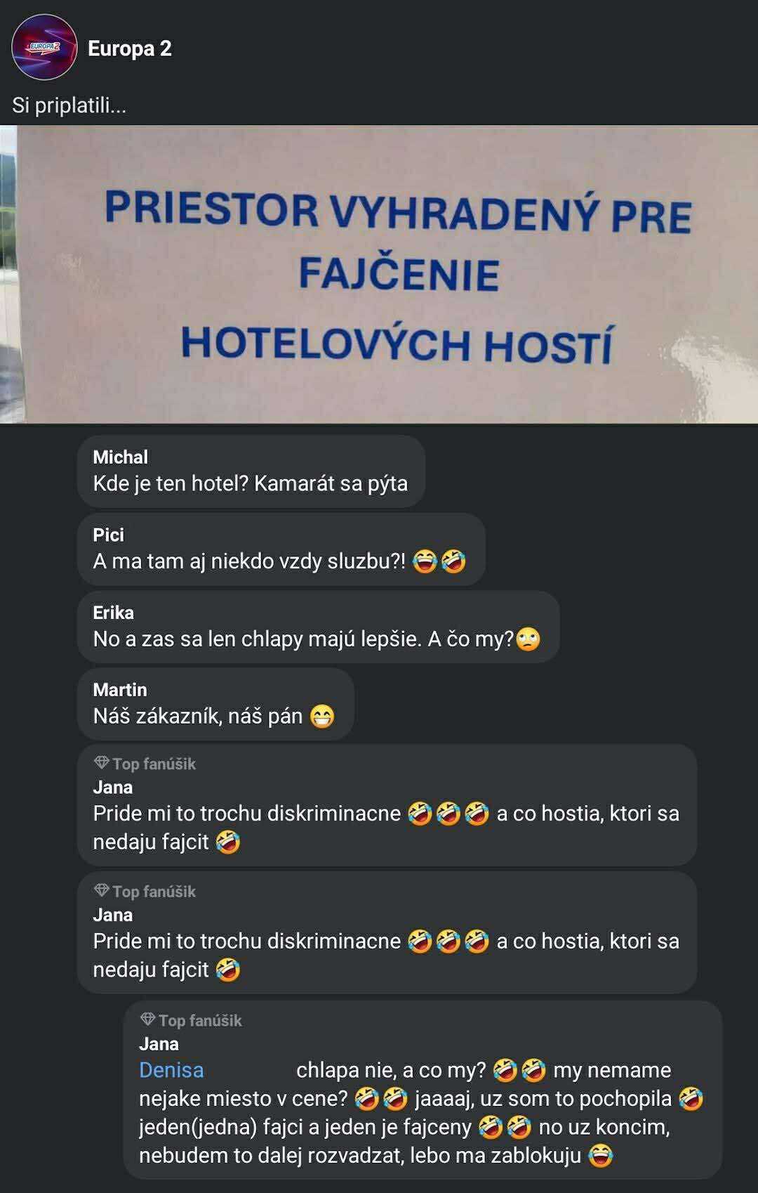 Označenie priestoru na fajčenie pre hotelových hostí s humornými komentármi o diskriminácii nefajčiarov.