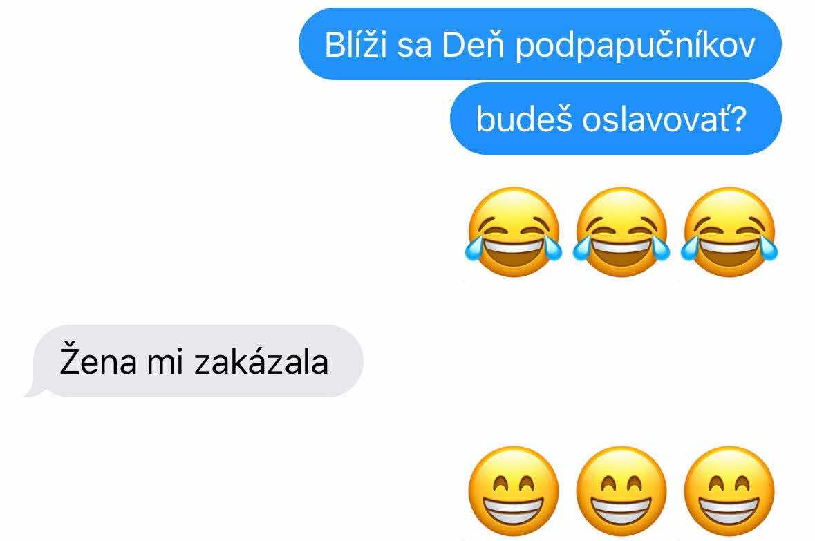Textová správa s vtipom o Dni podpapučníkov, odpoveď: Žena mi zakázala, s množstvom smejúcich sa emodži.