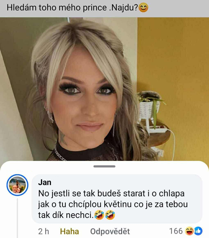 Žena s blond vlasmi pózuje pred kvetináčom, hľadá svojho princa a číta zábavnú poznámku o starostlivosti o rastlinu.