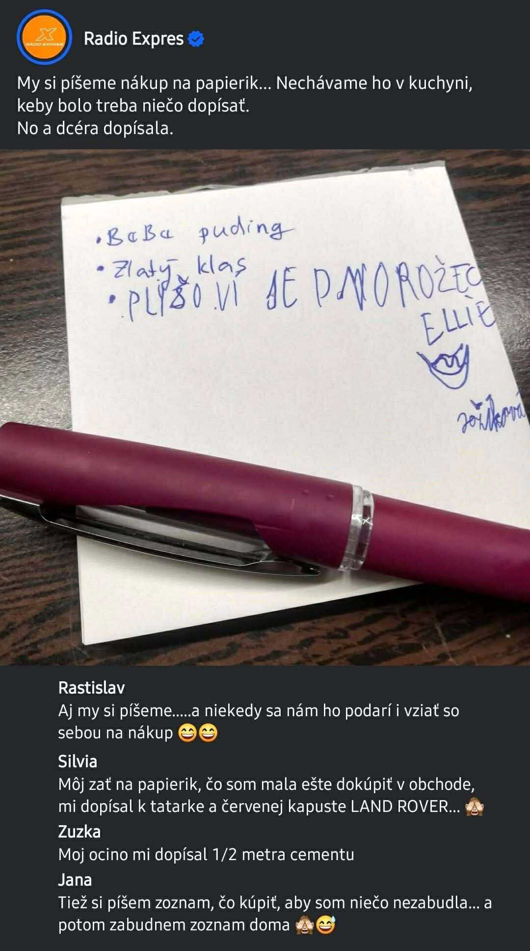 Papierik s nákupným zoznamom a pridaným detským prianím „plyšový jednorožec“. Vedľa leží červené pero na stole.