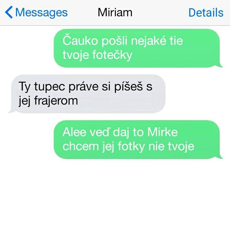 Textová konverzácia o nesprávnom adresátovi žiadosti o fotografie, vtipná chyba s odpoveďou partnera.