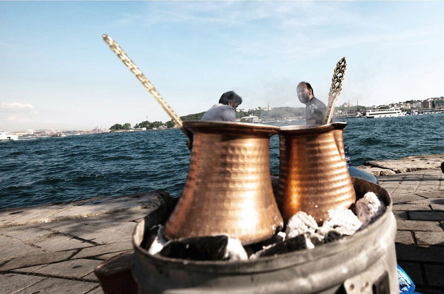 Meďné džezvy s kávou na brehu Bosporu, Istanbul, leto, voľnočasová atmosféra pri mori.