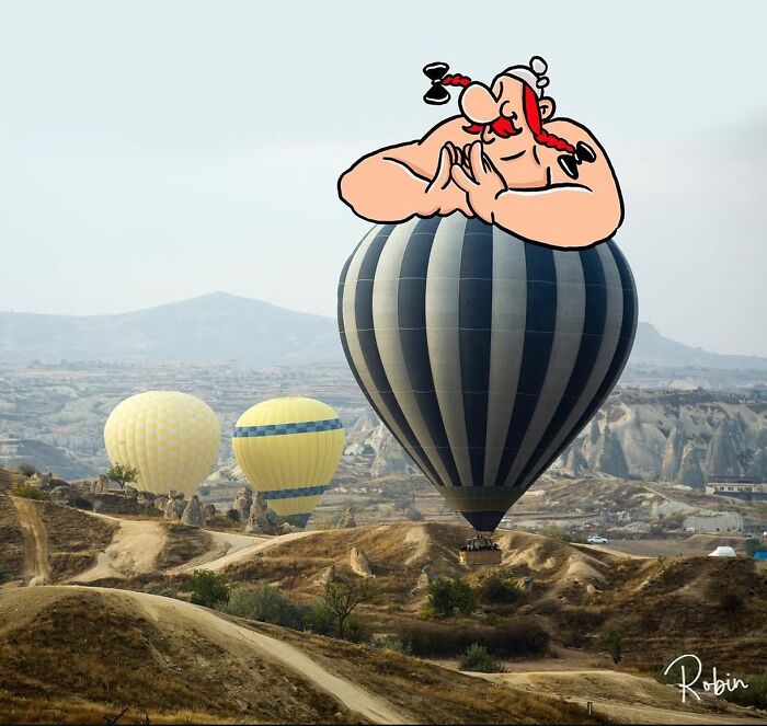 Animovaná postava na vrchole teplovzdušného balóna nad malebnou krajinou.