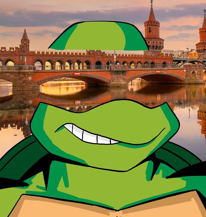 Kreslená postava korytnačky v popredí s historickým mostom v pozadí počas západu slnka.