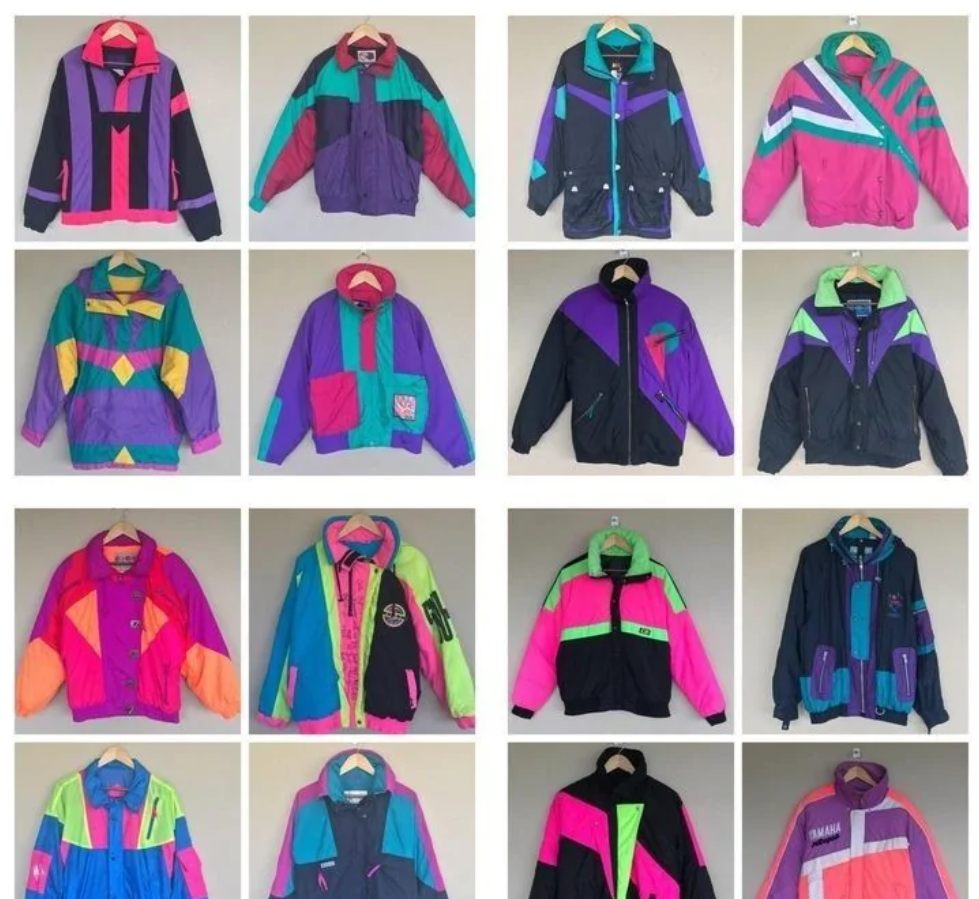Farebné retro vetrovky v rôznych dizajnoch z 80. a 90. rokov na vešiakoch.