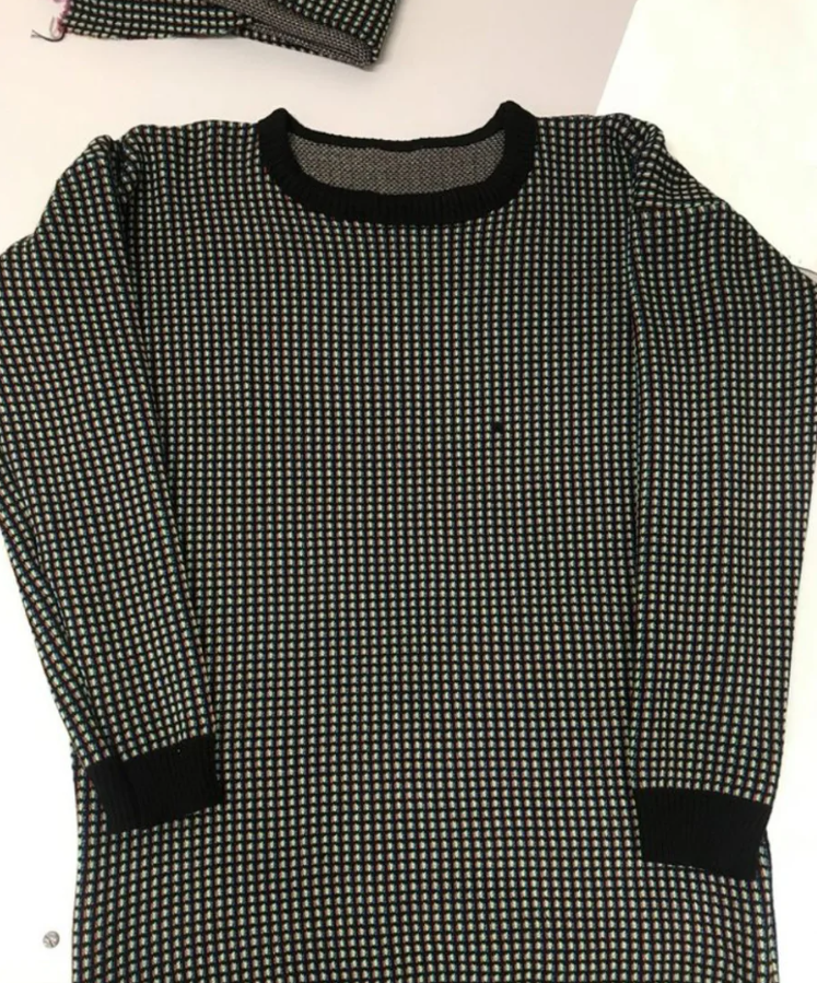 Svetrový vzor s trojfarebnou mriežkou a čiernymi lemami, ideálny pre štýlové farebné doplnenie vášho outfitu.