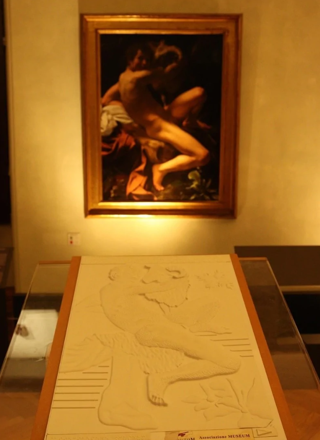 Reliéf a obraz v galérii, zamerané na klasické umenie.