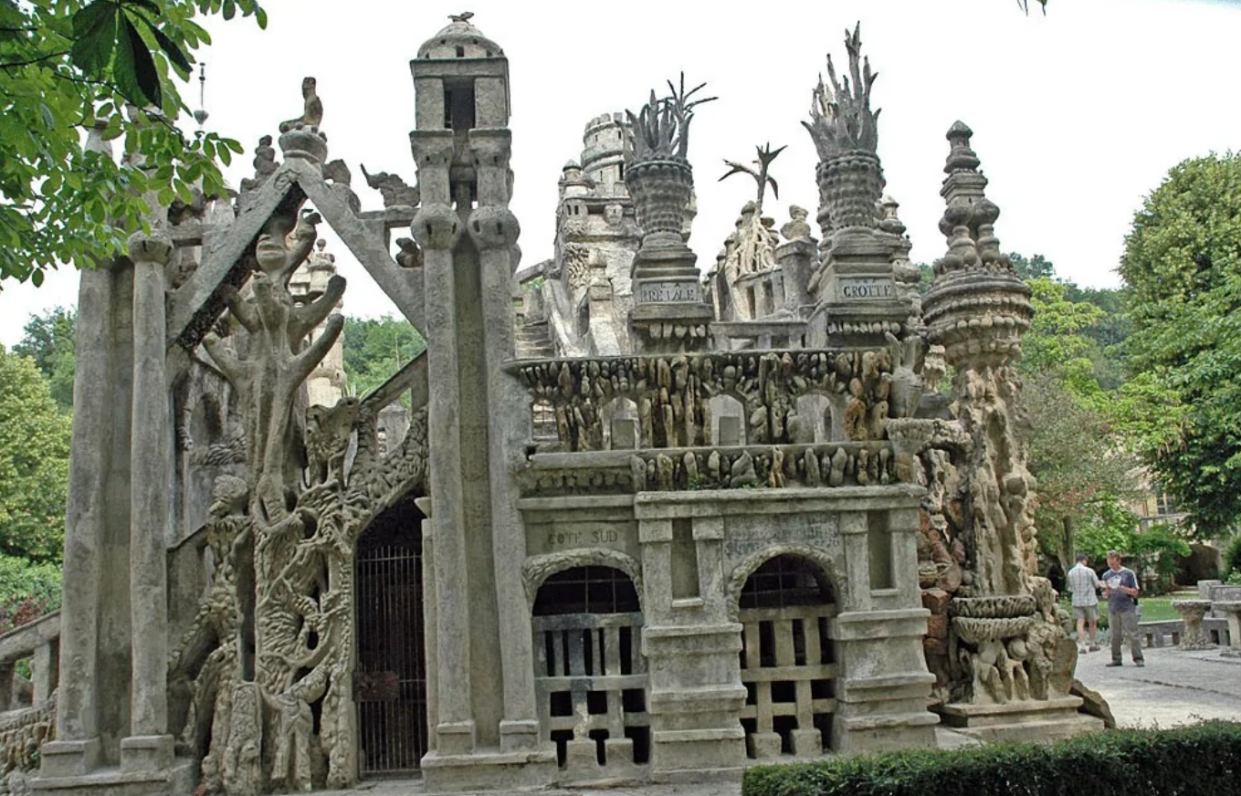 Fantastický palác v štýle sochárskeho umenia, obklopený prírodou a historickými detailmi.