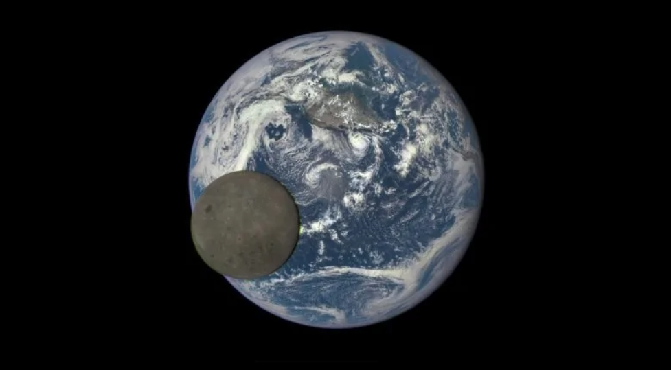 Pohľad na Mesiac prekrývajúci Zem z vesmíru, zachytávajúci ich jedinečnú perspektívu v čiernom priestore.