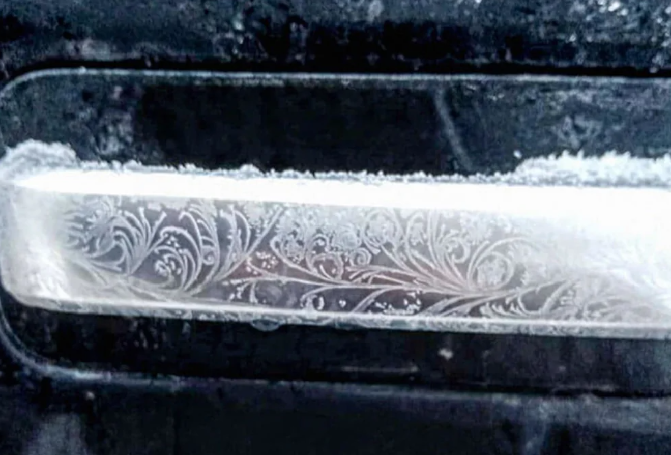 Ozdobne zamrznutý povrch s jemnými detailmi, vytvára zaujímavý a umelecký vizuálny efekt.