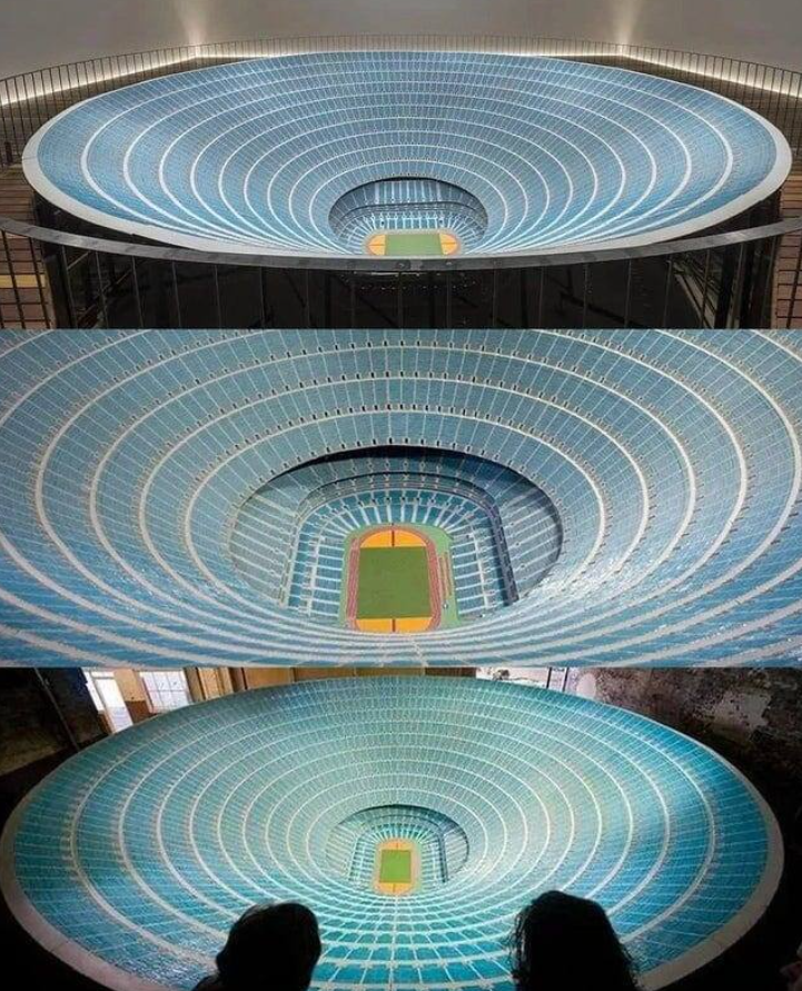 Model amfiteátra s optickou ilúziou, ktorá vytvára dojem nekonečnej hĺbky a pôsobivého zrkadlenia.