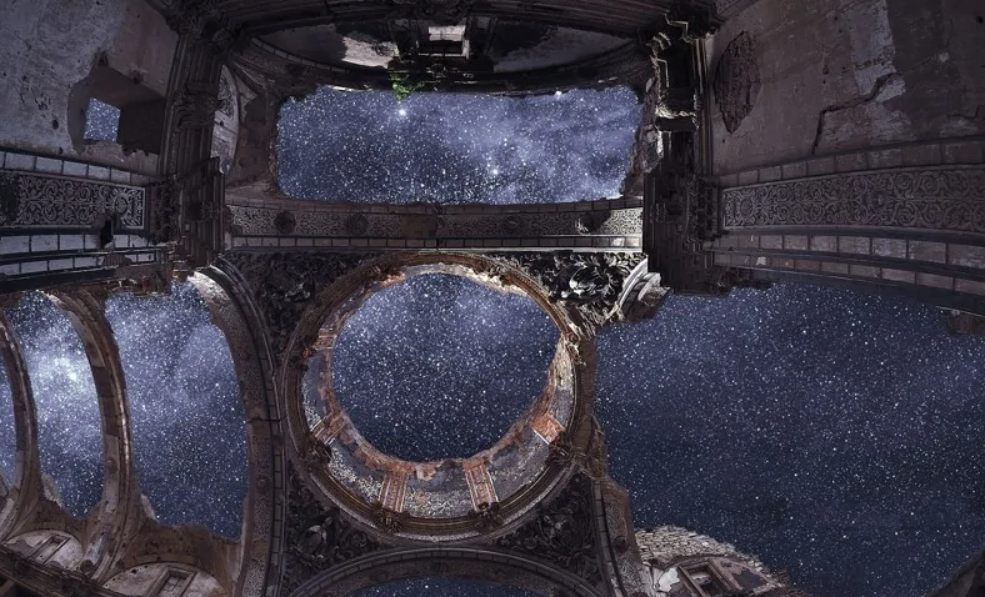 Zničený strop budovy s výhľadom na hviezdnu nočnú oblohu, úchvatná kombinácia architektúry a vesmíru.