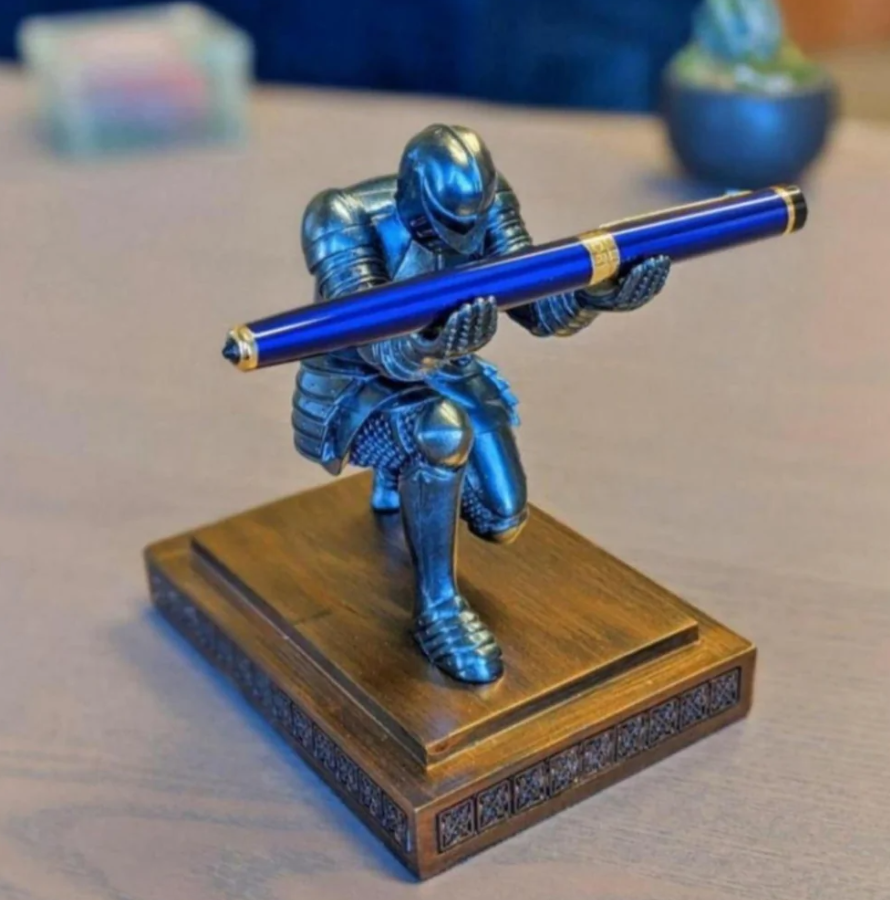 Rytier v brnení na podstavci držiaci modré pero, kreatívny stojan na kancelársky stôl.