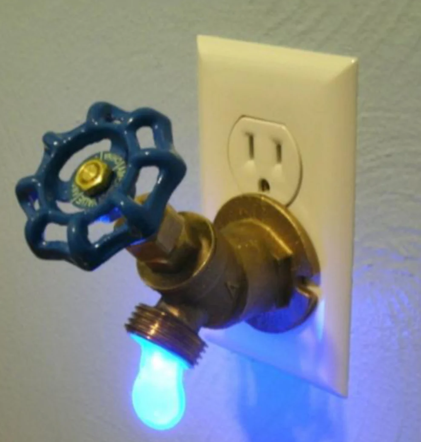 Elektrická zásuvka s kohútikom a modrou žiarovkou, originálny dizajn.