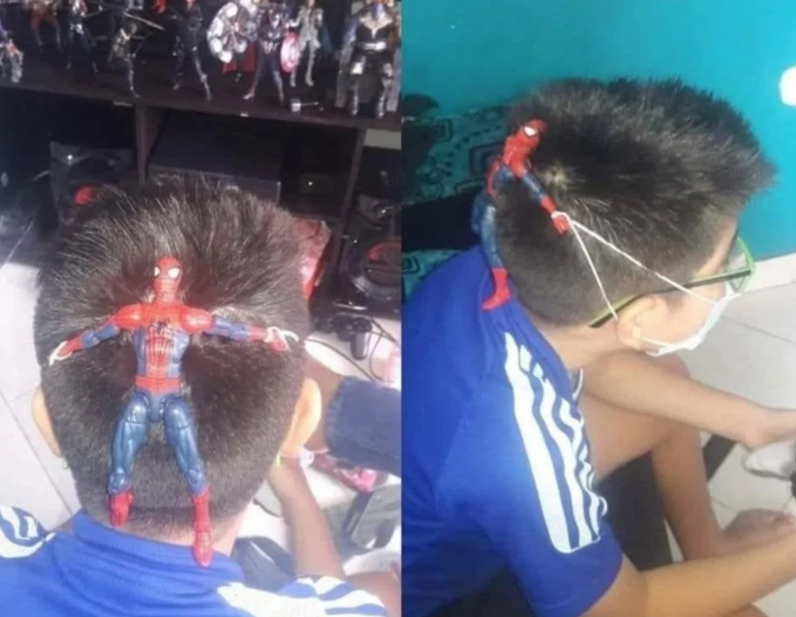 Chlapec s figúrkou Spider-Mana pripevnenou na hlave, kreatívne využitie hračky ako módneho doplnku.