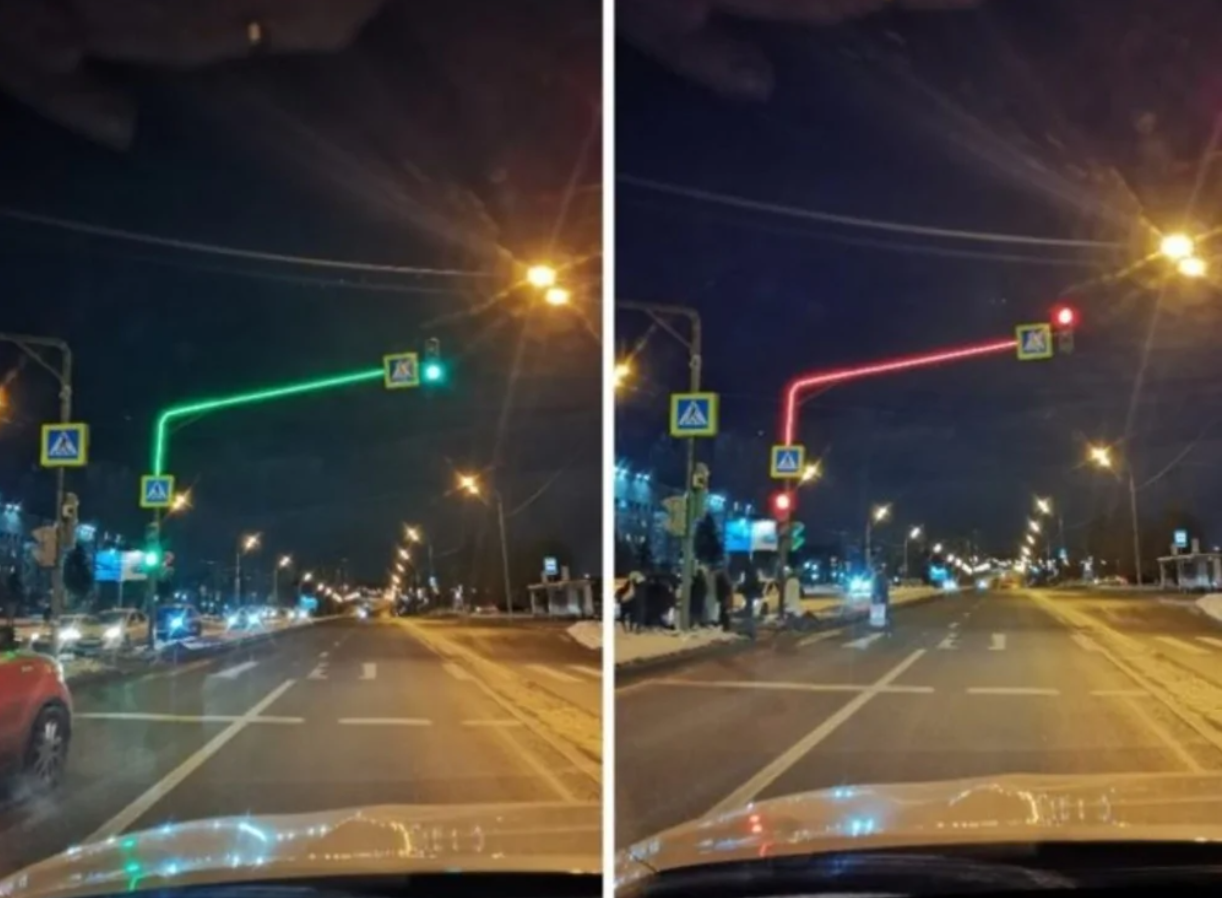 Semafor v nočnej premávke: zelené a červené svetlo na križovatke z pohľadu vodiča, označené prechody pre chodcov.