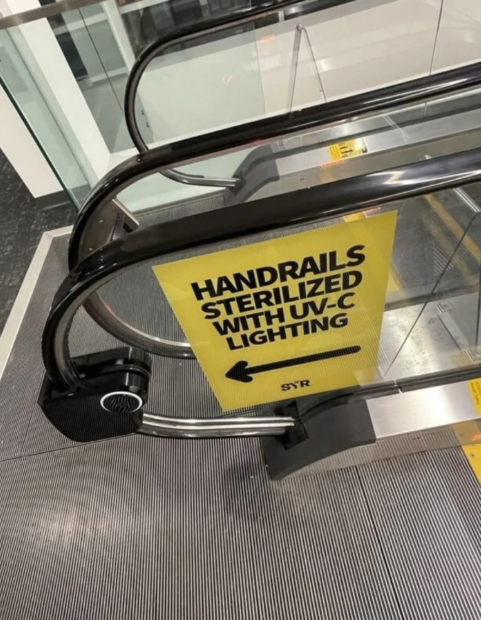 Zábradlie eskalátora sterilizované UV-C svetlom pre väčšiu hygienu a bezpečnosť používateľov.